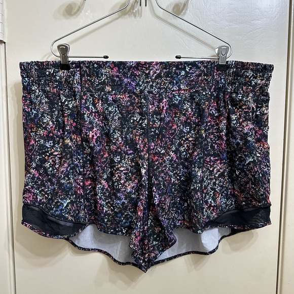 Lululemon Hotty Hot Shorts Floral Spray Multi/Black SZ 20 4” - Picture 1 of 6